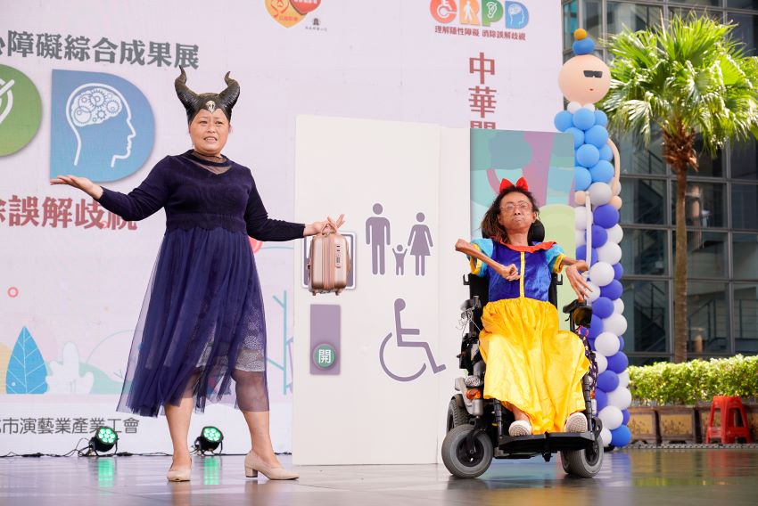 《圖說》中華關愛身障者協會透過話劇，反映身心障礙朋友心聲，右為協會成員蓮子(化名)，擔綱話劇主角。〈社會局提供〉