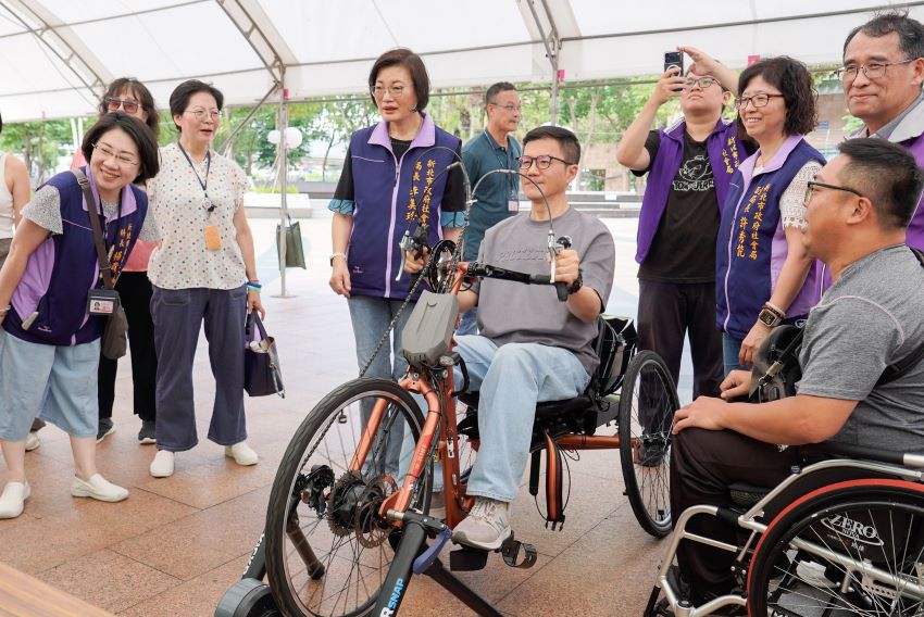 《圖說》新北市副秘書長張其強(中)現場體驗手搖車。〈社會局提供〉
