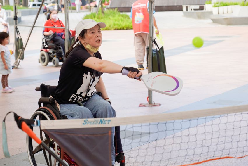 《圖說》新北市政府結合9個局處辦理身心障礙成果展，活動攤位設有運動體驗攤位，讓身障朋友現場體驗匹克球等球類運動。〈社會局提供〉