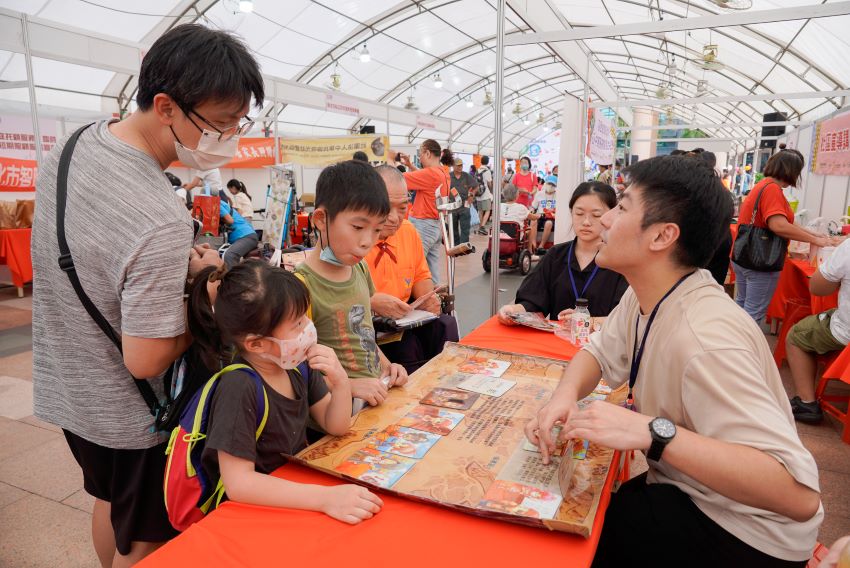 《圖說》新北市身心障礙成果展現場設有許多互動攤位，透過體驗學習理解，吸引家長帶著孩子一同參加。〈社會局提供〉