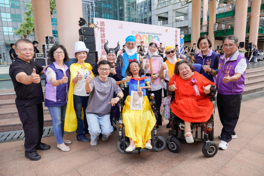 「有些障礙看不見,卻真實存在」以劇傳心聲 新北市身心障礙成果展登場 2 %E6%96%B0%E5%8C%97%E5%B8%82%E8%BA%AB%E5%BF%83%E9%9A%9C%E7%A4%99%E6%88%90%E6%9E%9C%E5%B1%954%E6%97%A5%E6%96%BC%E5%B8%82%E6%B0%91%E5%BB%A3%E5%A0%B4%E7%99%BB%E5%A0%B4%EF%BC%8C%E6%96%B0%E5%8C%97%E5%B8%82%E5%89%AF%E7%A7%98%E6%9B%B8%E9%95%B7%E5%BC%B5%E5%85%B6%E5%BC%B7%E7%81%B0%E8%A1%A3%E8%80%85%E5%8F%8A%E7%A4%BE%E6%9C%83%E5%B1%80%E9%95%B7%E6%9D%8E%E7%BE%8E%E7%8F%8D%E5%8F%B32%E8%88%87%E8%A1%A8%E6%BC%94%E8%80%85%E5%90%88%E5%BD%B1