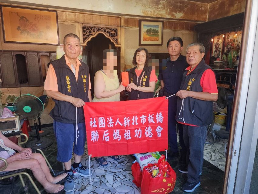關懷弱勢家庭 海山警偕功德會中秋送暖 1 《圖說》海山警偕同板橋聯后媽祖宮功德會,於中秋佳節前夕,關懷轄內弱勢家庭探視並發放物資。〈海山分局提供〉