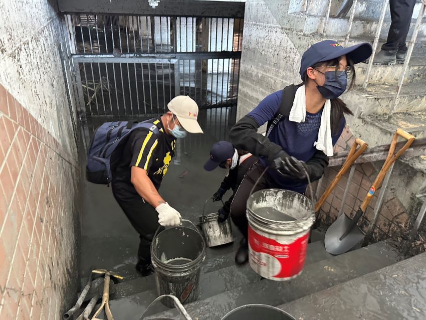 《圖說》今〈5〉日重點工作，以人力先行清理泥沙後，使用高壓清洗機清洗。〈教育局提供〉