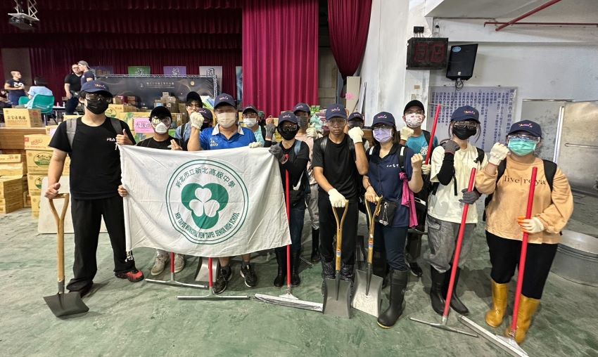 《圖說》新北市教育局號召近百名志工團隊投入復原清理--圖為新北高中師生志工。〈教育局提供〉