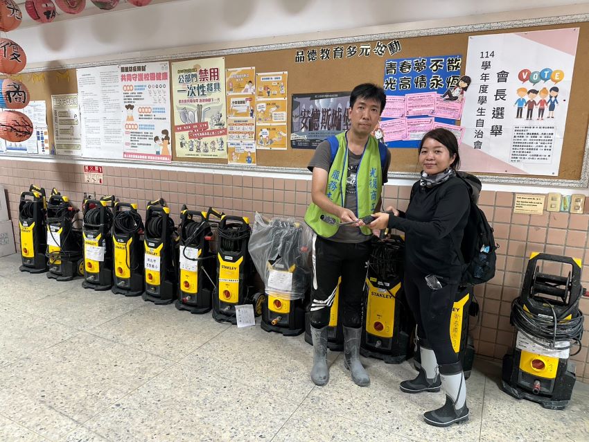《圖說》新北市教育局啟動整備校園復原物資，調度包含高壓清洗機50組、大小水管車組50箱、70尺延長電纜捲線40組等相關清理設備，火速送抵花蓮。〈教育局提供〉