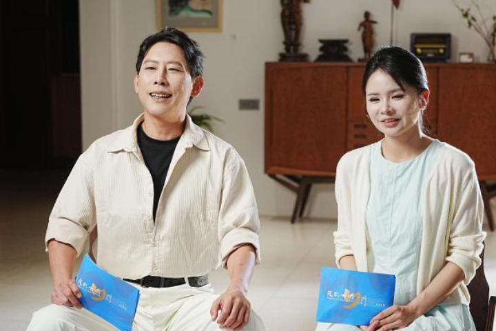 台灣青年鄭威仁（左）與雲南青年丸子（右）作為主持人在昆明庾園錄製民歌大觀。圖/袁鴻凱攝