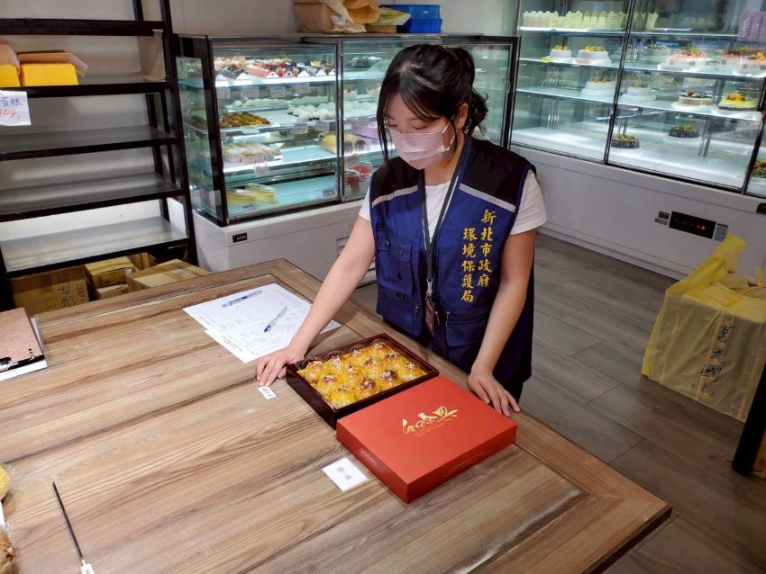 中秋禮盒過度包裝 新北查獲2件不合格將開罰 1 《圖說》環保局派員稽查市面上中秋禮盒確認是否有無過度包裝情形。〈環保局提供〉
