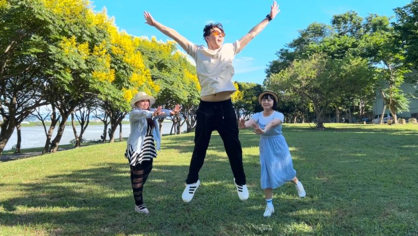 浪漫美景正盛放 金黃臺灣欒樹渲染新北河濱 5 《圖說》一秒拍出趣味感,臺灣欒樹陪你共度甜蜜時光。〈高灘處提供〉