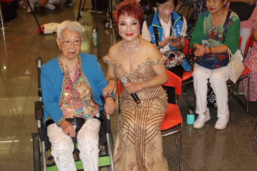 《圖說》楊燕帶高齡105歲的母親到場聆聽。〈社會局提供〉