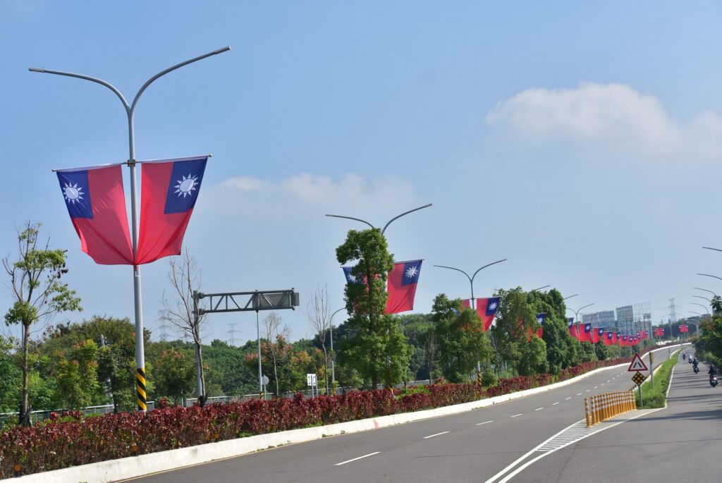 01 %E6%97%97%E8%80%80%E5%8F%B0%E4%B8%AD %E5%85%A8%E5%9F%8E%E9%A3%84%E6%8F%9A %E4%B8%AD%E5%B8%82%E6%8F%92%E6%8E%9B%E9%80%BE16%E8%90%AC%E9%9D%A2%E5%9C%8B%E6%97%97%E7%86%B1%E9%AC%A7%E8%BF%8E%E9%9B%99%E5%8D%81%E5%9C%8B%E6%85%B6