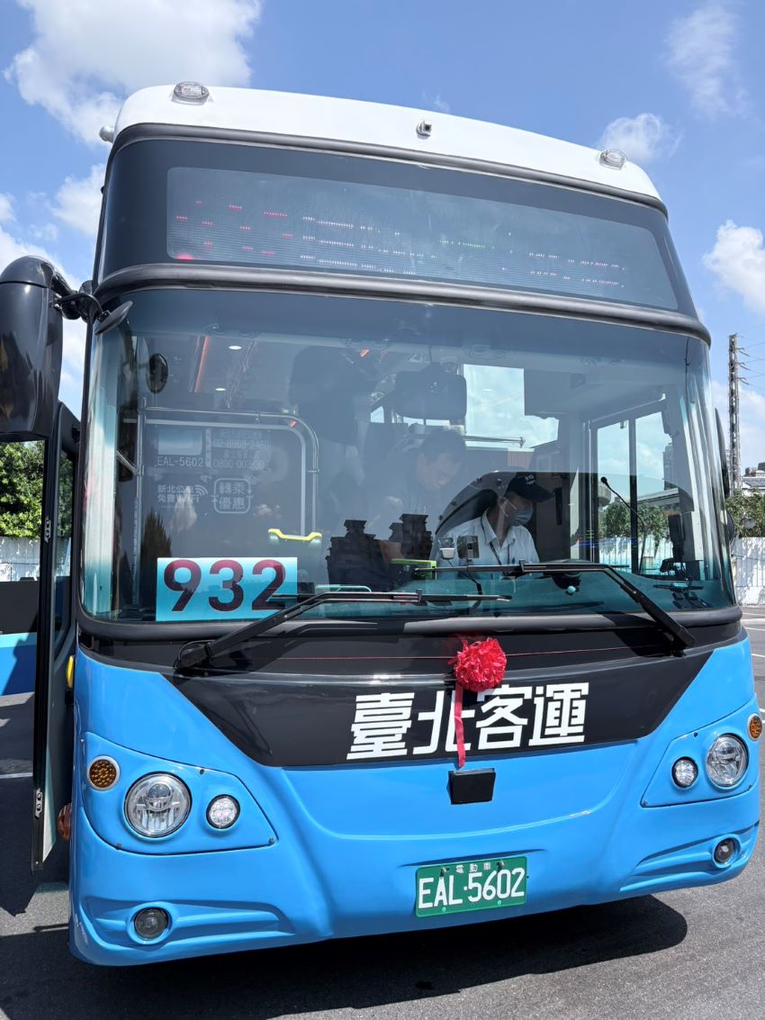 電巴突破300輛 新北公車電動化啟動新篇章 6 《圖說》城際型電動公車。〈交通局提供〉
