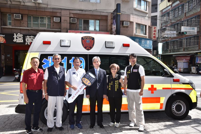 《圖說》消防局長陳崇岳代表接受永福企業捐贈救護車。〈消防局提供〉