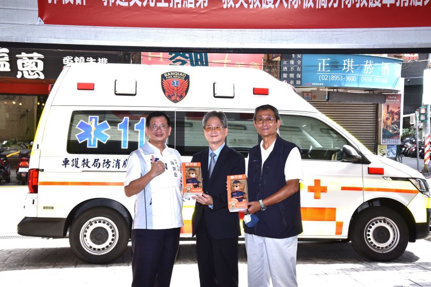 《圖說》消防局長陳崇岳回贈紀念品。〈消防局提供〉