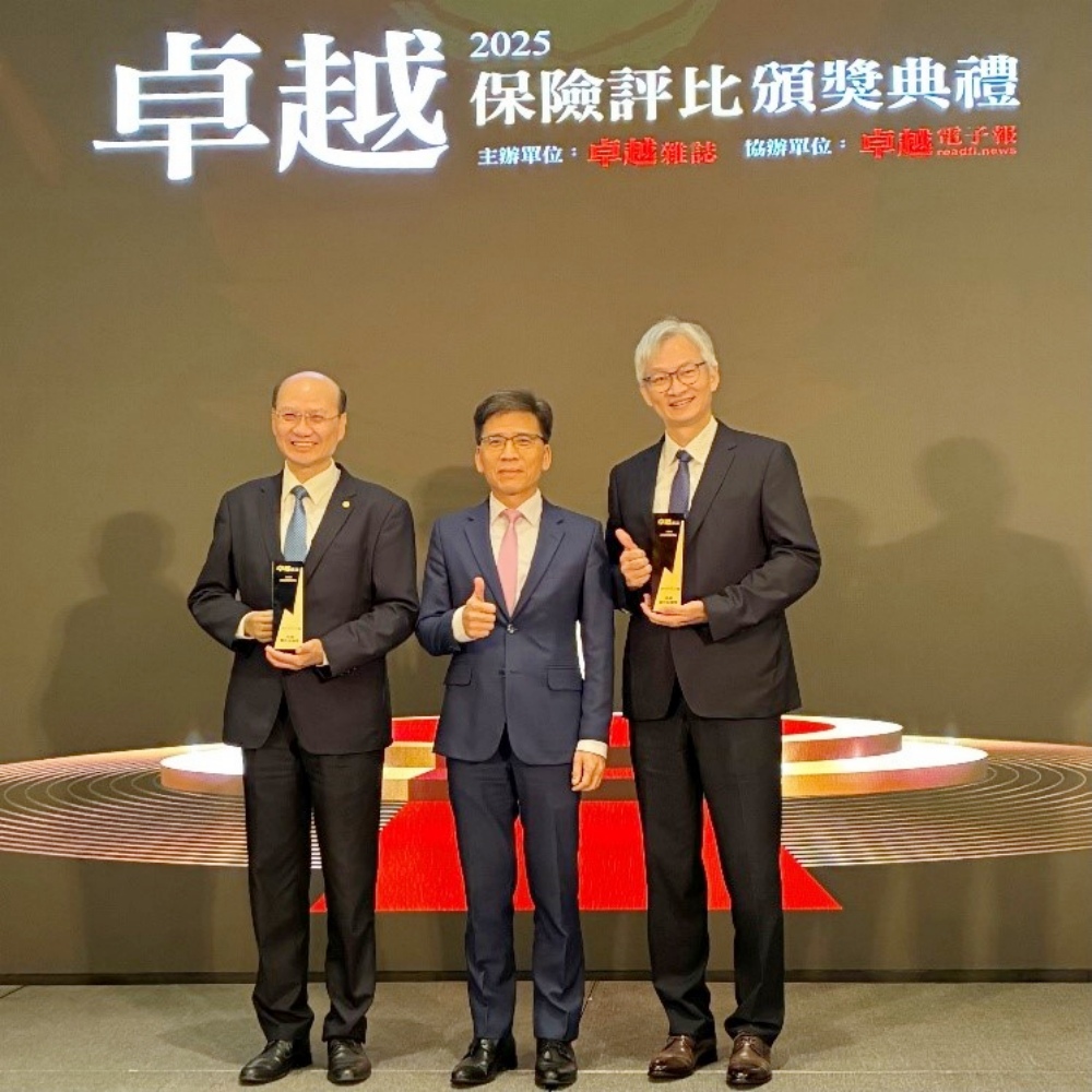 合庫人壽蟬聯客戶信賴及數位金融獎 推出網路投保旅平險抽戴資穎簽名球 2 圖▲左起合庫人壽董事長徐錫漳、金管會主委彭金隆、合庫人壽副總唐宜立合照。(圖/合庫人壽提供)