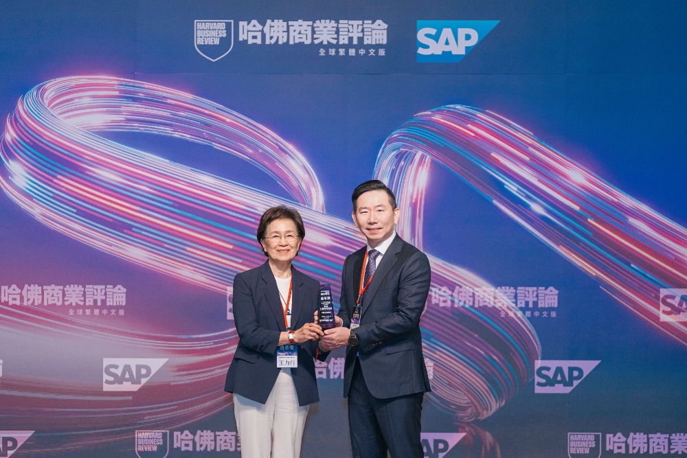 圖▲《哈佛商業評論》全球繁體中文版2025第五屆「數位轉型鼎革獎」頒獎典禮，中信銀行獲雙獎肯定，由《哈佛商業評論》全球繁體中文版發行人王力行（左）頒獎予中信銀行總經理楊銘祥（右）。（圖/中信銀行提供）