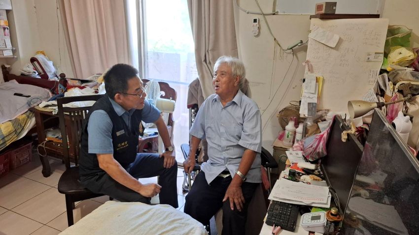關懷高齡及獨居榮民 臺北市榮服處前進文山區訪視 4 《圖說》臺北市榮服處長黃信仁今日偕同輔導員及社區服務組長,前往文山區探訪多位需要特別照顧的榮民。〈臺北市榮服處提供〉