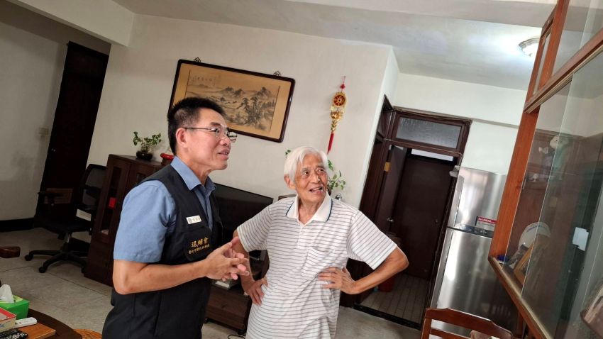 關懷高齡及獨居榮民 臺北市榮服處前進文山區訪視 6 《圖說》黃信仁處長特別介紹輔導會推動的「就醫綠色通道」措施,也提醒並鼓勵長輩們安裝「遠距居家照顧系統」,強化居家安全與緊急應變能力。〈臺北市榮服處提供〉