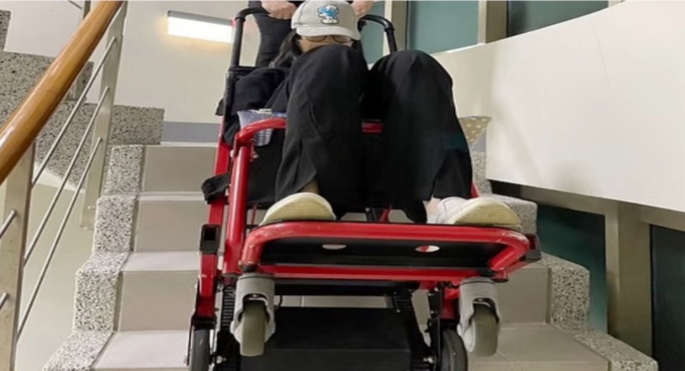 圖▲樂扶無障礙有限公司針對老舊公寓老人上下樓梯困難、行動不便輪椅接送、無障礙旅遊、出院及門診接送等需求提供服務。(圖/樂扶無障礙有限公司提供)