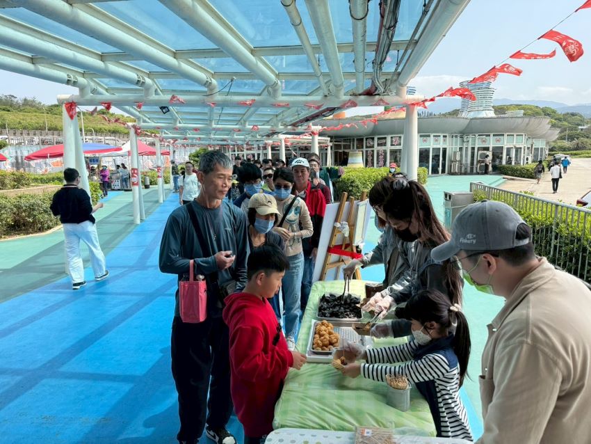 《圖說》海鮮料理品嚐。〈漁業處提供〉