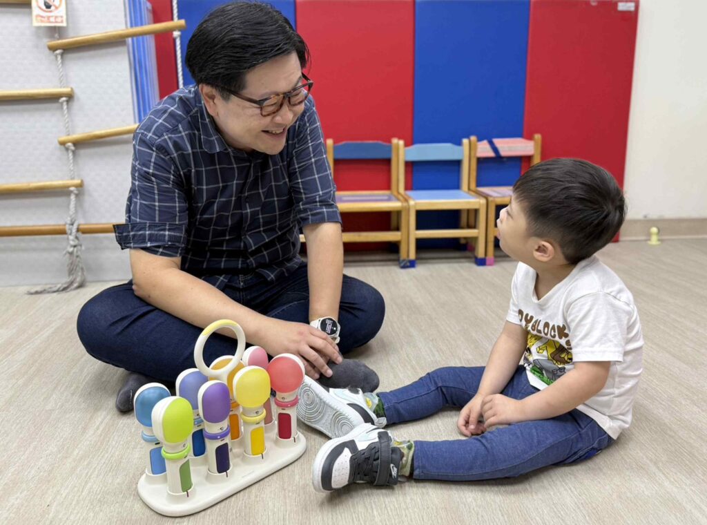 %E5%9C%96%E8%AA%AA%E4%BA%8C%EF%BC%8C%E3%80%8CBALABIBOP%E3%80%8D%E6%98%AF%E4%BB%A5%E9%9F%B3%E6%A8%82%E7%82%BA%E5%AA%92%E4%BB%8B%EF%BC%8C%E8%A8%AD%E8%A8%88%E5%87%BA%E7%B5%90%E5%90%88%E9%81%8A%E6%88%B2%E8%88%87%E4%BA%92%E5%8B%95%E5%9B%9E%E9%A5%8B%E7%9A%84%E5%BE%A9%E5%81%A5%E5%B7%A5%E5%85%B7%EF%BC%8C%E8%AE%93%E5%94%90%E6%B0%8F%E7%97%87%E5%85%92%E7%AB%A5%E5%9C%A8%E6%84%89%E6%82%85%E7%9A%84%E9%AB%94%E9%A9%97%E4%B8%AD%E8%A8%93%E7%B7%B4%E6%89%8B%E9%83%A8%E6%8E%A7%E5%88%B6%E5%8A%9B%EF%BC%8C%E6%8F%90%E5%8D%87%E5%8F%83%E8%88%87%E5%BA%A6%E8%88%87%E5%AD%B8%E7%BF%92%E5%8B%95%E6%A9%9F%E3%80%82