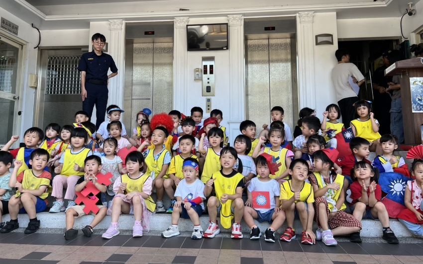 幼兒園童參訪 海山警宣導安全寓教於樂 4 《圖說》幼兒園小朋友參訪海山分局合影。〈海山分局提供〉