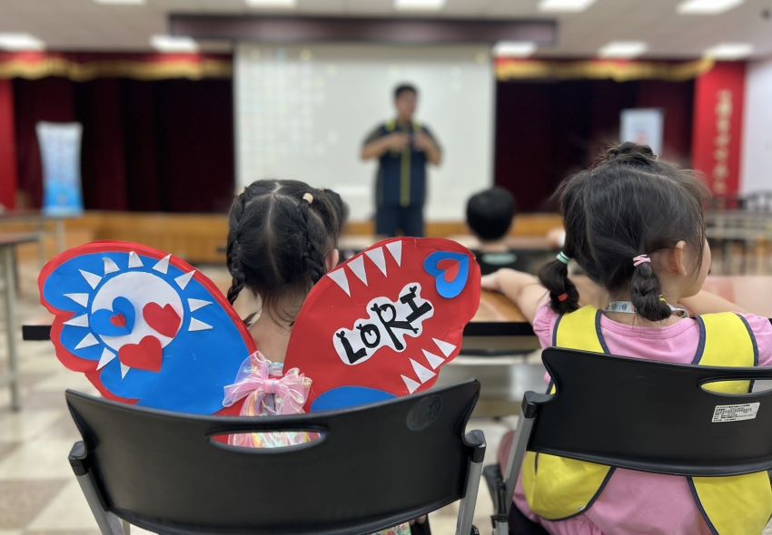 幼兒園童參訪 海山警宣導安全寓教於樂 5 《圖說》小朋友裝扮有關雙十節的服裝近距離接觸警察。〈海山分局提供〉