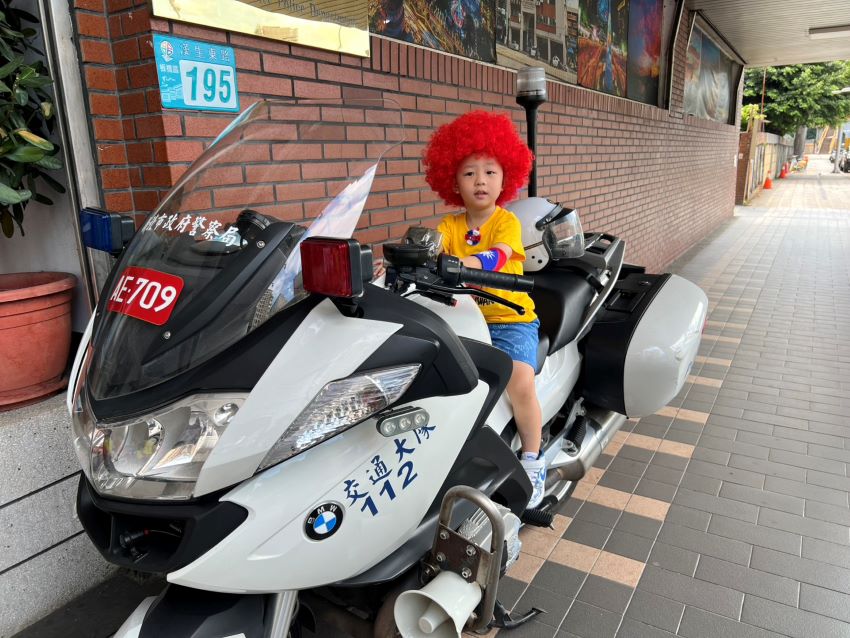 幼兒園童參訪 海山警宣導安全寓教於樂 6 《圖說》海山警特地安排重型警用機車供乘騎,學童興奮不已。〈海山分局提供〉