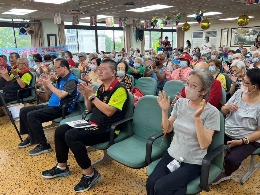 《圖說》八德榮家「正義傳愛 向英雄致敬」公益表演活動氣氛溫馨熱鬧，右三八德榮家酆世俊主任。〈八德榮家提供〉