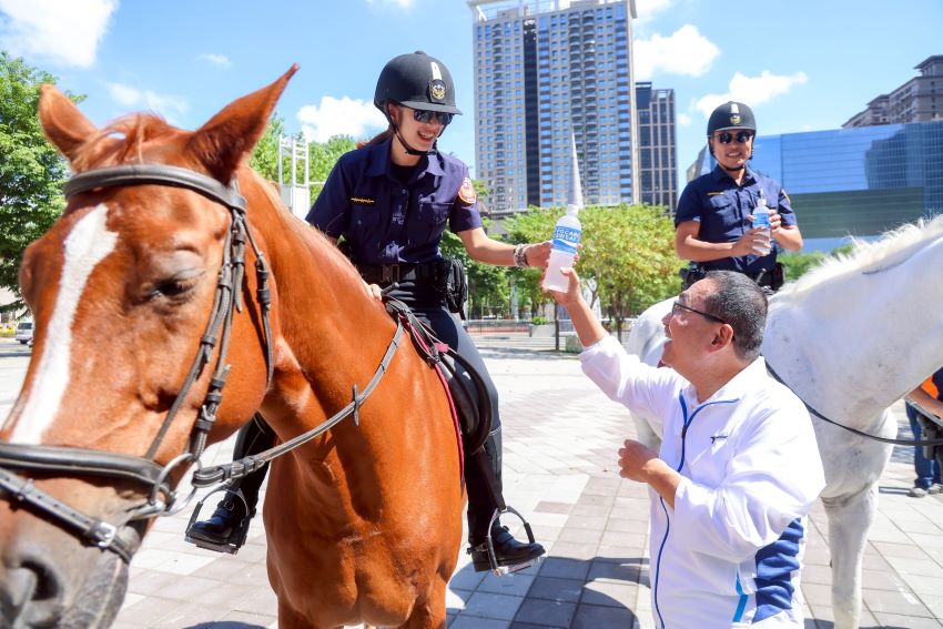 8駿馬18騎士展城市精神 新北騎警10/10再登國慶舞台 4 《圖說》侯友宜市長今日國慶日前夕前往慰勞騎警隊同仁。〈新聞局提供〉