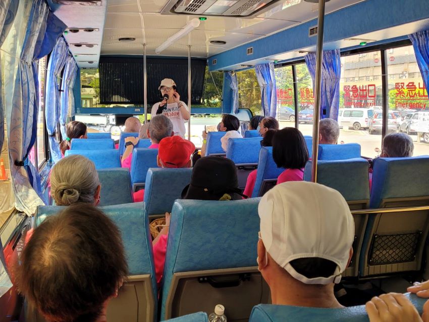 大型車實境體驗 長者印象深刻受益良多 5 《圖說》據點長輩坐進大客車內 詳細聽取路老師解說。〈社會局提供〉