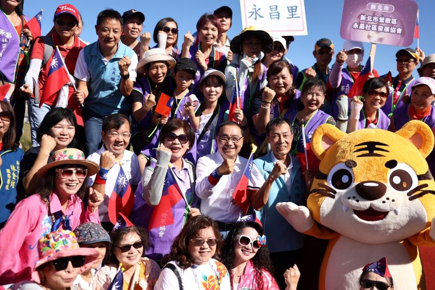 中華民國生日快樂 新北升旗喜迎國慶 美術館歡度親子家庭日 5 《圖說》侯友宜市長與市民共同合照,歡慶國慶,第二排左三民政局長林耀長。〈民政局提供〉