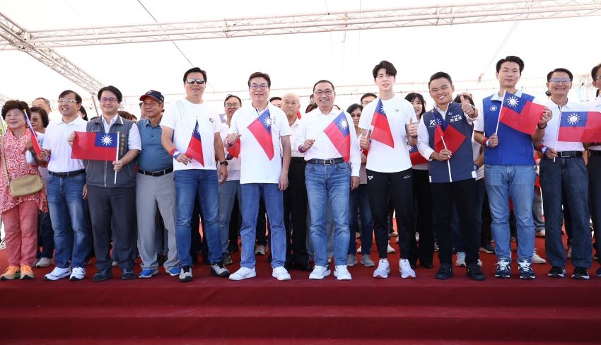 中華民國生日快樂 新北升旗喜迎國慶 美術館歡度親子家庭日 6 《圖說》侯友宜市長及市民在巴黎奧運拳擊金牌得主林郁婷的引領下,高聲齊唱國歌,祝福中華民國生日快樂。〈民政局提供〉