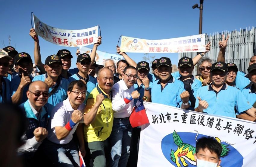 中華民國生日快樂 新北升旗喜迎國慶 美術館歡度親子家庭日 7 《圖說》侯友宜市長與今日表演團體、貴賓合照。〈民政局提供〉