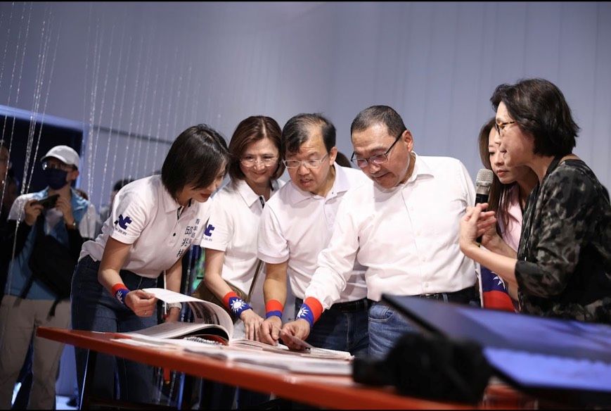 中華民國生日快樂 新北升旗喜迎國慶 美術館歡度親子家庭日 8 《圖說》升旗典禮結束後,侯友宜前往新北市美術館參觀。〈民政局提供〉