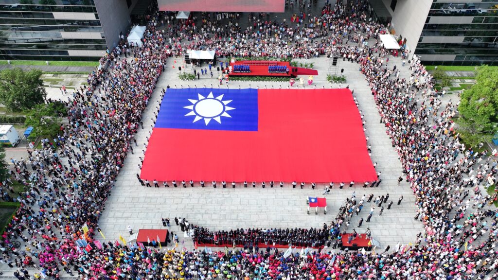 中市府國慶升旗 全國最大巨幅國旗壯觀吸睛 3 76%E4%BD%8D%E6%B0%91%E9%98%B2%E7%BE%A9%E8%AD%A6%E5%8F%8A%E9%9C%B9%E9%9D%82%E5%B0%8F%E7%B5%84%E8%81%AF%E6%89%8B%E5%B1%95%E8%AD%B7%E5%85%A8%E5%9C%8B%E6%9C%80%E5%A4%A7%E9%95%B736%E5%85%AC%E5%B0%BA %E5%AF%AC24%E5%85%AC%E5%B0%BA%E7%9A%84%E5%B7%A8%E5%B9%85%E5%9C%8B%E6%97%97%E9%80%B2%E5%A0%B4 %E5%A0%B4%E9%9D%A2%E5%90%B8%E7%9D%9B%E5%A3%AF%E8%A7%80