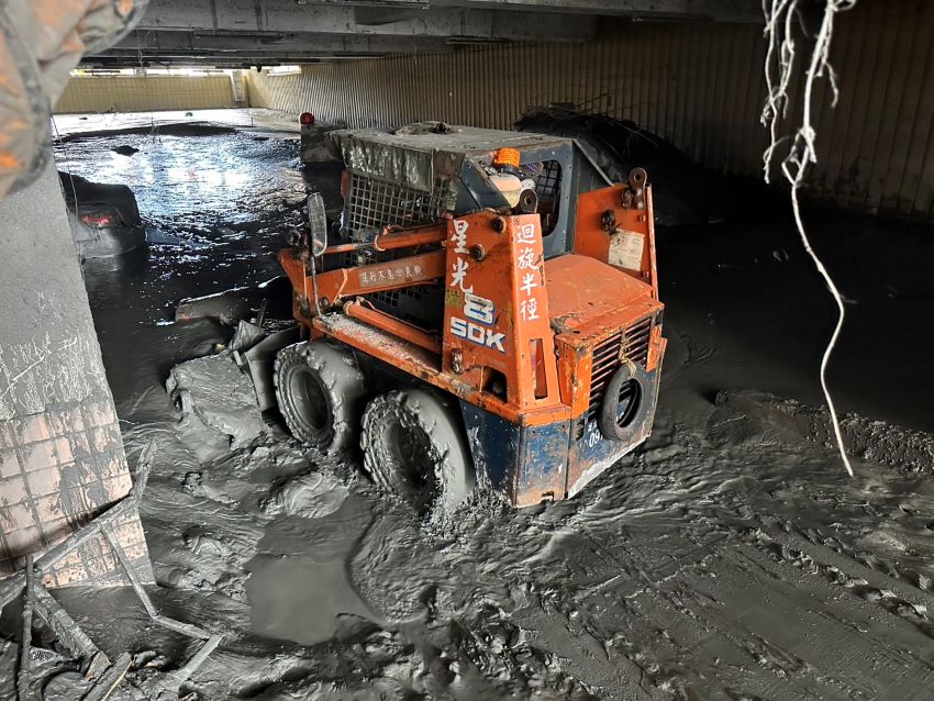 同島一命! 新北市國慶連假持續馳援花蓮 5 《圖說》新北市工務局機具協助地下停車場清理。〈消防局提供〉