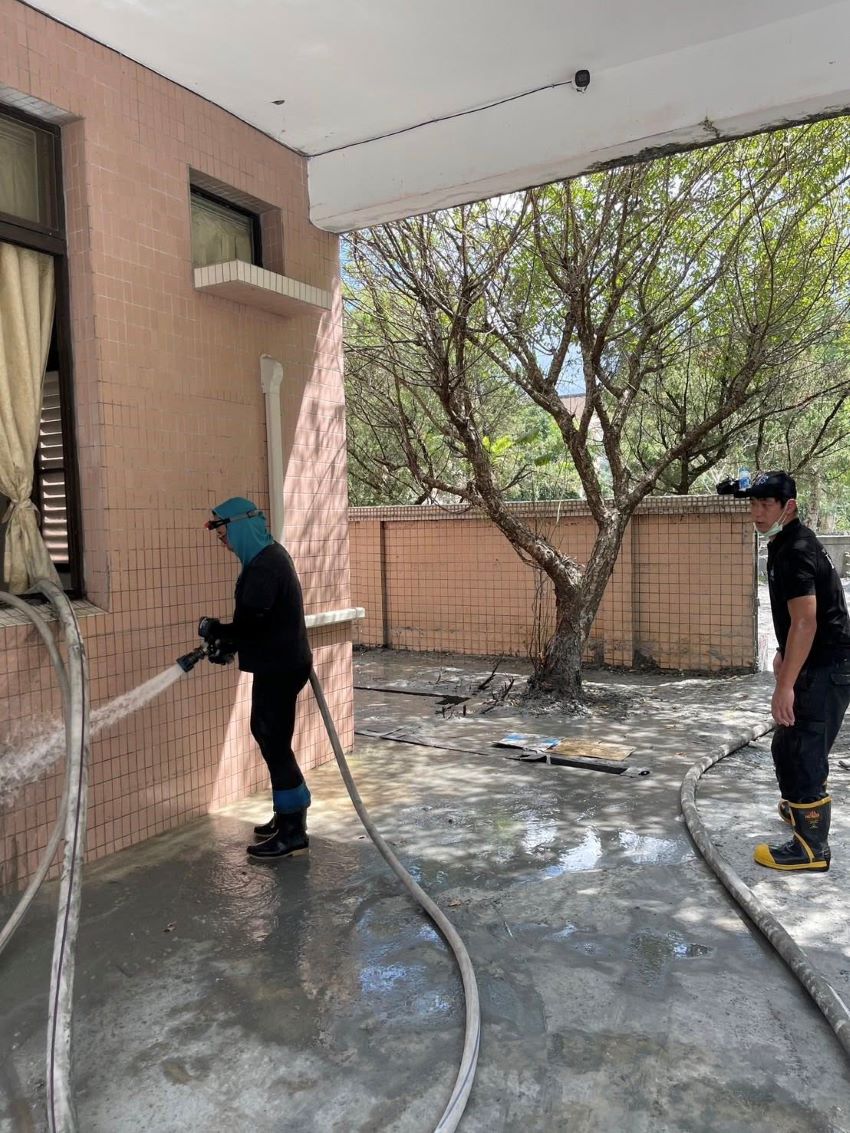 同島一命! 新北市國慶連假持續馳援花蓮 6 《圖說》新北市消防局協助環境沖洗及復原。〈消防局提供〉