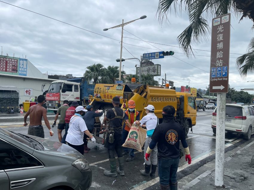 同島一命! 新北市國慶連假持續馳援花蓮 8 《圖說》新北市環保局協助現場垃圾清運。〈消防局提供〉