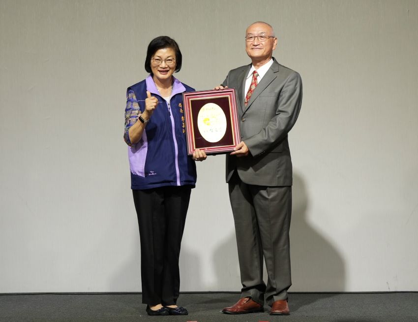 證達上人關懷弱勢興建覺行寺 福田五週年化感恩為善行 7 《圖說》新北市社會局長李美珍頒發感謝狀給覺行佛教基金會執行長。〈覺行佛教基金會提供〉
