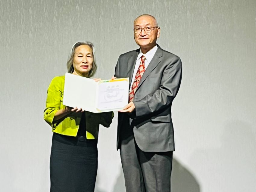 證達上人關懷弱勢興建覺行寺 福田五週年化感恩為善行 8 《圖說》幼安教養院林勤妹院長頒發感謝狀給覺行佛教基金會執行長,感謝去年為幼安公益募款200萬元。〈覺行佛教基金會提供〉