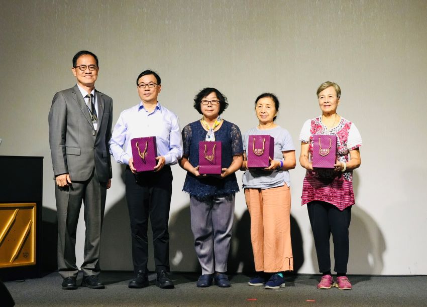 證達上人關懷弱勢興建覺行寺 福田五週年化感恩為善行 9 《圖說》覺行寺福田委員會葉崇琦主委表揚福田委員的用心與付出。〈覺行佛教基金會提供〉