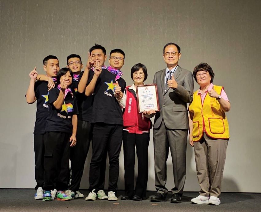 證達上人關懷弱勢興建覺行寺 福田五週年化感恩為善行 10 《圖說》新北市自閉症服務協進會張雅玲總幹事頒發感謝狀給覺行寺福田委員會主委,感謝捐贈善款幫助協會小朋友。〈覺行佛教基金會提供〉