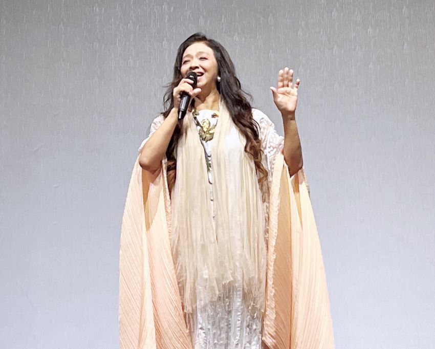 證達上人關懷弱勢興建覺行寺 福田五週年化感恩為善行 12 《圖說》金曲獎歌后許景淳演唱月琴、橄欖樹等多首抒情典雅的民歌,觀眾聽的如癡如醉。〈覺行佛教基金會提供〉