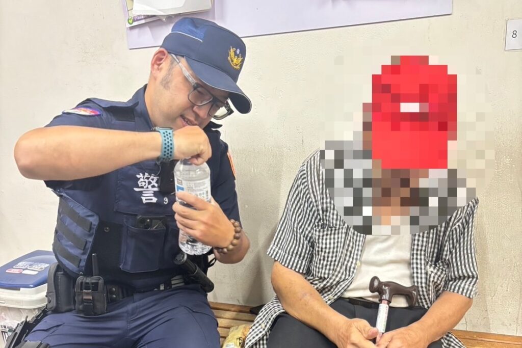 七旬老翁北上訪友迷途挨餓一天 捷警眼尖發現 購餐果腹助返家 4 MEITU 20251011 103211839