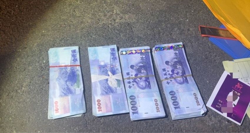 《圖說》林嫌麻袋內現金。〈中和分局提供〉