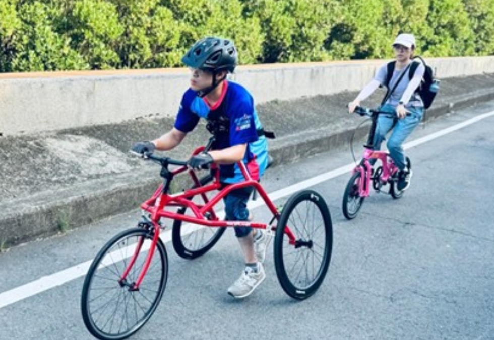 太平洋自行車持續傳愛 2025單車公益家庭日再創新高 7 圖▲腦麻框架徑賽運動台灣代表選手沈迦佑(圖左), 一同參與參活動與並完成12公里賽程。