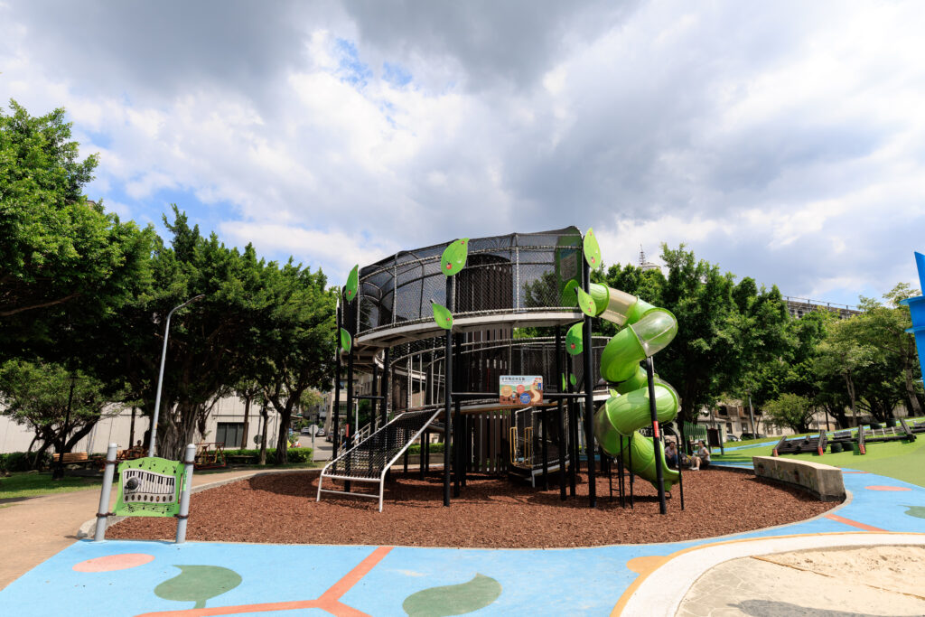 新北景觀處提醒您保持洗手好習慣 來新北玩公園好Fun心! 2 %E4%BD%8D%E6%96%BC%E5%B9%B8%E7%A6%8F%E6%8D%B7%E9%81%8B%E7%AB%99%E6%97%81%E7%9A%84%E9%A0%AD%E5%89%8D%E9%81%8B%E5%8B%95%E5%85%AC%E5%9C%92%EF%BC%8C%E6%98%AF%E6%96%B0%E8%8E%8A%E5%8D%80%E6%9C%80%E5%8F%97%E6%AD%A1%E8%BF%8E%E7%9A%84%E7%89%B9%E8%89%B2%E5%85%AC%E5%9C%92