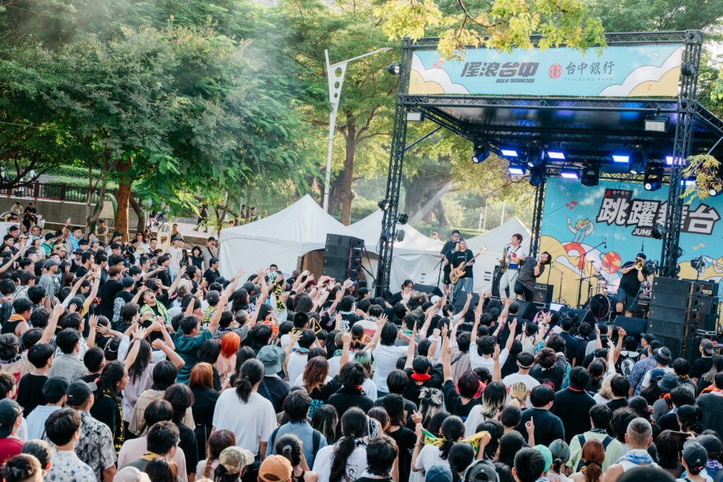2025搖滾台中兩日逾18萬人潮 秋日最強音浪熱力落幕 6 %E5%BE%9E%E7%99%BD%E5%A4%A9%E5%88%B0%E6%B7%B1%E5%A4%9C%E9%9F%B3%E6%B5%AA%E4%B8%8D%E6%96%B7 %E5%85%A9%E6%97%A5%E5%90%B8%E5%BC%95%E8%B6%85%E9%81%8E18%E8%90%AC%E4%BA%BA%E6%AC%A1%E6%B9%A7%E5%85%A5%E7%8F%BE%E5%A0%B4