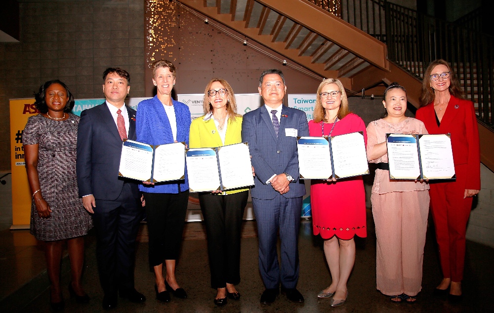 圖▲四方合作協議簽署代表：鳳凰城Kate市長(右3)、亞利桑那州商務局Sandra總裁(左4)、亞利桑那州立大學Morton副總裁(左3)、滙嘉健康楊淑貞董事長(右2)。合影代表包括駐洛杉磯經濟文化辦事處紀欽耀處長(右4)、全國中小企業總會林倬立副理事長(左2)、鳳凰城Ann O’Brien副市長(右1)、鳳凰城Kesha市議員(左1)。