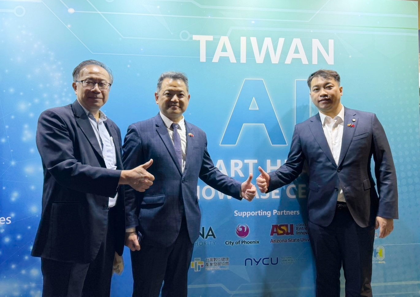 圖▲全國中小企業總會林倬立副理事長(右1)、駐洛杉磯經濟文化辦事處紀欽耀處長(左2)與經濟組劉倫正組長(左1)於台灣 AI 智慧醫療展示中心前合影。(圖/中華民國全國中小企業總會提供)